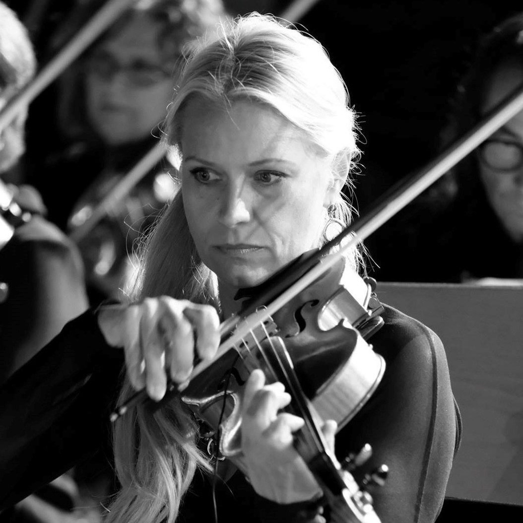 Foto von Alena Savina mit Instrument