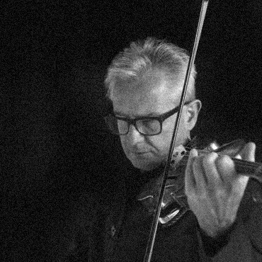 Foto von Günther Sanin mit Instrument