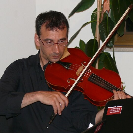 Foto von Roberto Federico mit Instrument